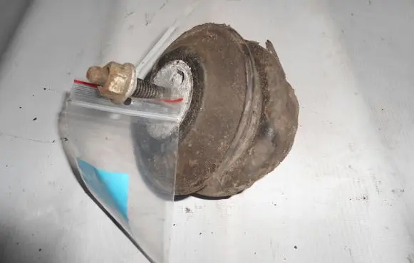 Chevrolet Corvette C5 Engine mount vacuum valve 