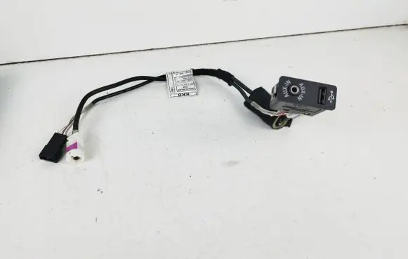 BMW 3 E90 E91 AUX in-socket connector 9237653 9187009 9131763