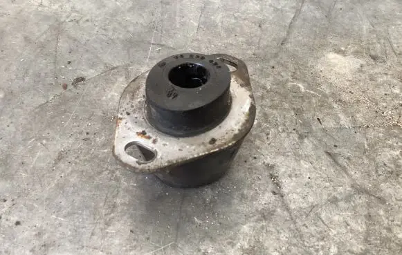 Citroen C4 I Engine mount bracket 96230491