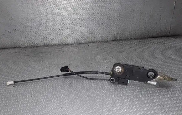 Volkswagen PASSAT B5.5 Tailgate exterior lock 3B9827297A