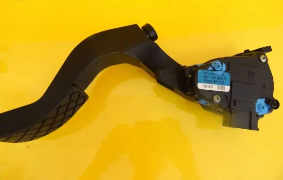 Volkswagen PASSAT B5.5 Accelerator throttle pedal 8D1723523N