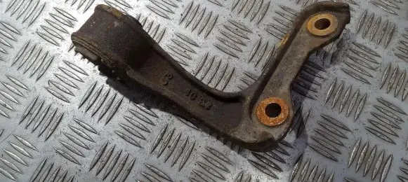 KIA Sorento Engine mount bracket
