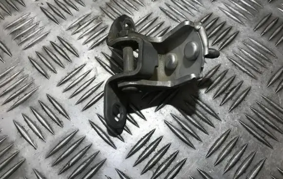 Toyota Avensis T220 Rear door lower hinge