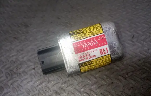 Toyota Prius (XW20) Airbag deployment crash/impact sensor 8986047040 1879000892
