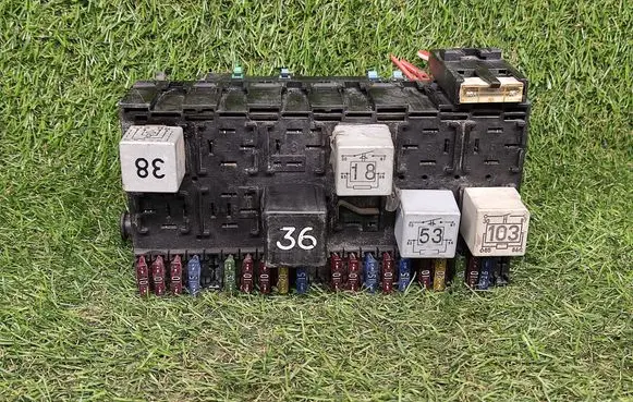 Volkswagen PASSAT B3 Fuse module 357937039