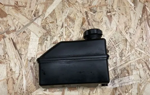 Volvo V70 Power steering fluid tank/reservoir 8649720 4783