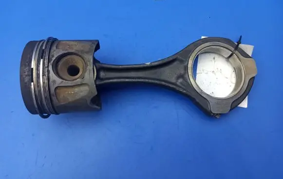 Mercedes-Benz E C207 W207 Piston with connecting rod 6423037 8370 3500100