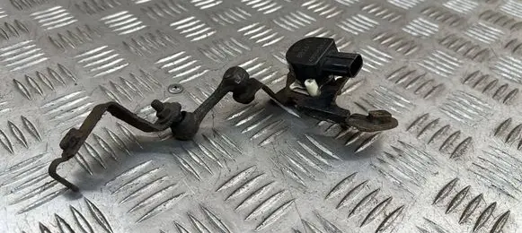 Toyota RAV 4 (XA40) Rear air suspension level height sensor A2006311 8B2611