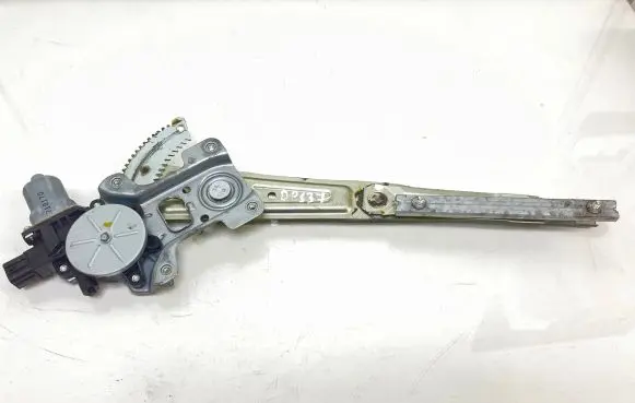 Mitsubishi Lancer VIII Front door window regulator with motor 710170