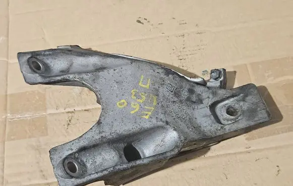 BMW 5 E60 E61 Engine mounting bracket 6770940 6784