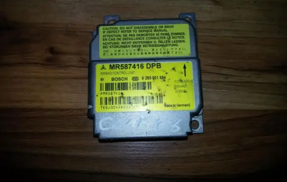 Mitsubishi Colt Airbag control unit/module 0285001684 pmr587416