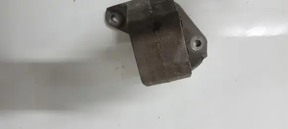 Engine mount vacuum valve