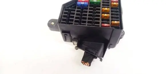 Volkswagen PASSAT B6 Fuse box set 3C0880204G