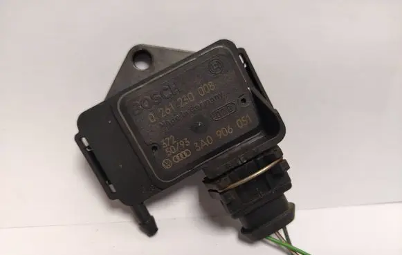 Volkswagen Golf III Air pressure sensor 0261230008 3A0906051