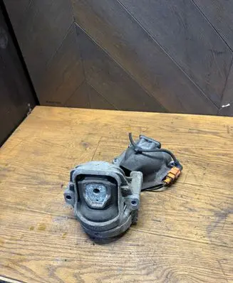 Engine mount bracket