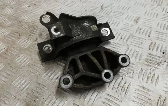 Fiat 500 Engine mount bracket