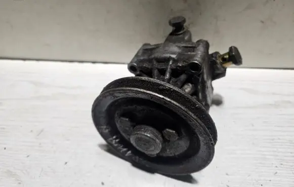 BMW 3 E30 Power steering pump 7681955110 0292659