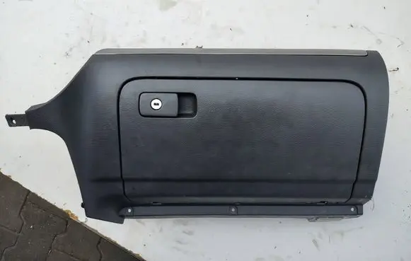 Volkswagen Golf V Glove box