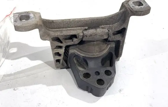 Engine mount vacuum valve