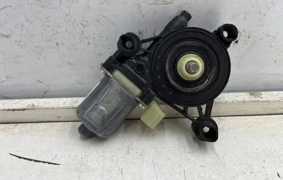 Audi Q2 - Front door window regulator motor 5q0959802c