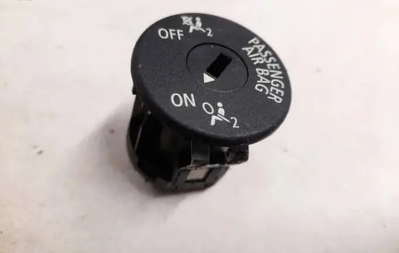Passenger airbag on/off switch