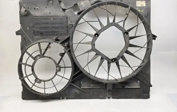 Volkswagen Touareg III Radiator cooling fan shroud 7L0121203G