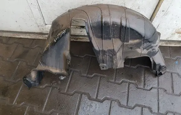 Rear arch fender liner splash guards