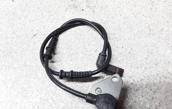 Mercedes-Benz E W210 ABS brake wheel speed sensor 0265006189 2105407681