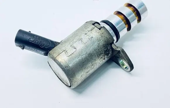 Volkswagen Touareg II Oil pressure sensor 06E115243H
