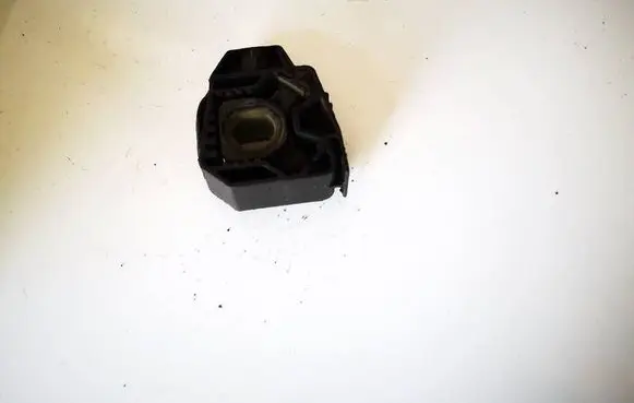 Radiator mount bracket