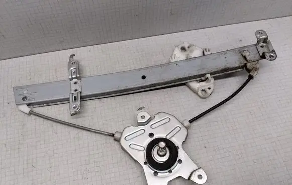 Rear door manual window regulator