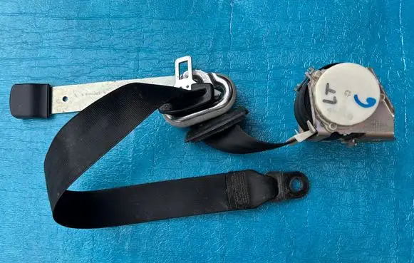 Volkswagen Transporter - Caravelle T5 Third row seat belt 7H9857815E