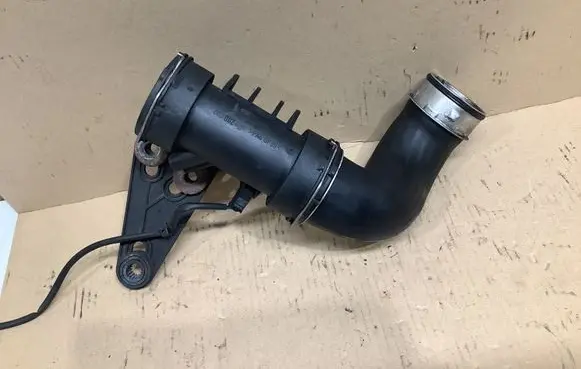 Mercedes-Benz C W203 Intercooler hose/pipe A2035200295