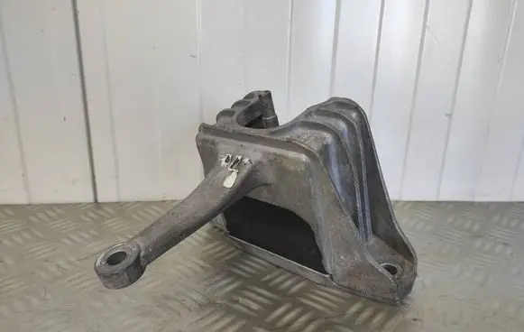 KIA Ceed Engine mount bracket 21810