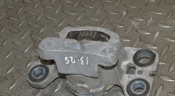 Land Rover Range Rover Evoque L538 Engine mount bracket GJ327M121AD