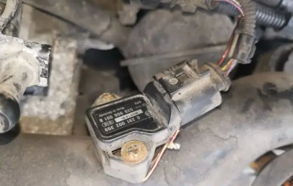 Volkswagen Golf V Air pressure sensor 028100239 038906051B