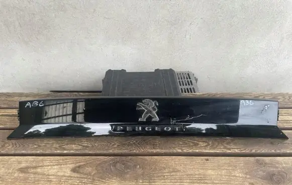 Peugeot 5008 II Tailgate trim 9814790977