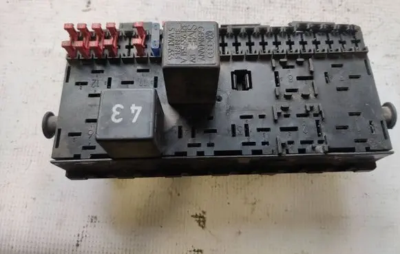 Volkswagen PASSAT B3 Fuse module 171941813D