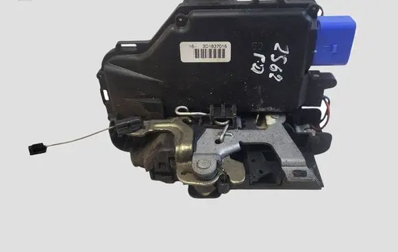 Volkswagen Golf V Front door lock 3D1837016
