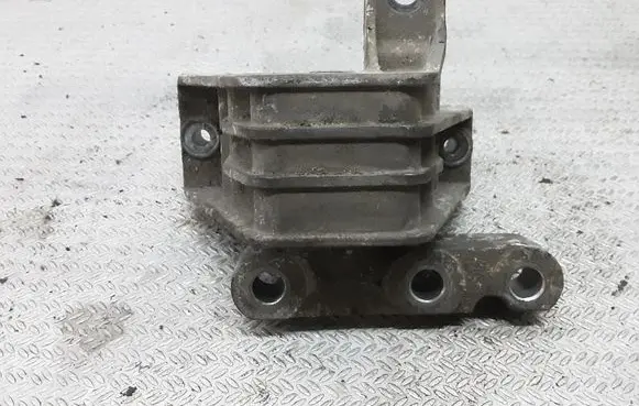 Opel Signum Engine mount bracket