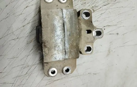 Volkswagen Touran I Engine mount bracket 1K0199555