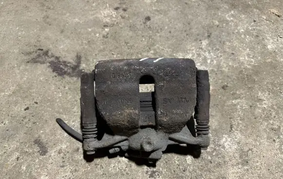 Volkswagen PASSAT B8 Front brake caliper