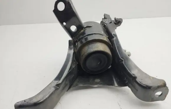 Toyota C-HR I Engine mount bracket