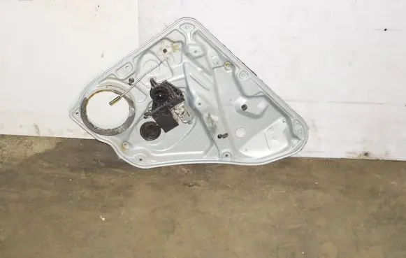 Rear door manual window regulator
