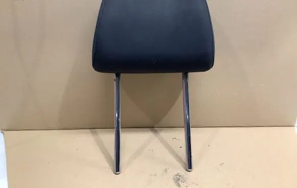 Volkswagen Tiguan Front seat headrest 