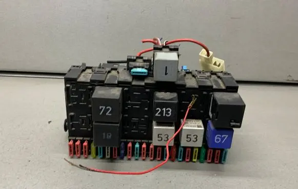 Volkswagen PASSAT B3 Fuse module 357937039