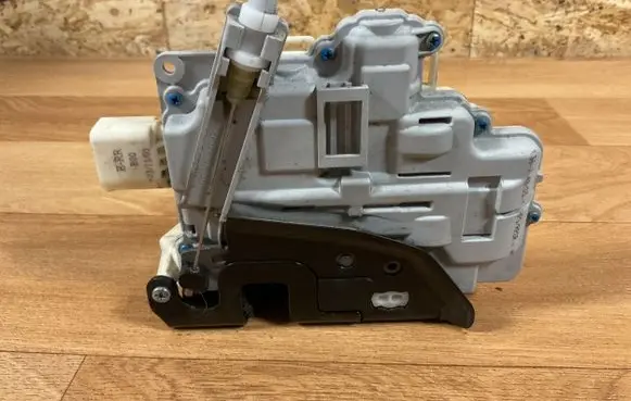 Audi A4 S4 B7 8E 8H Front door lock 8E1837016AA