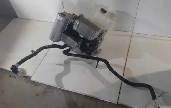 Tesla Model Y Coolant expansion tank/reservoir 152300200B BN1220131010826