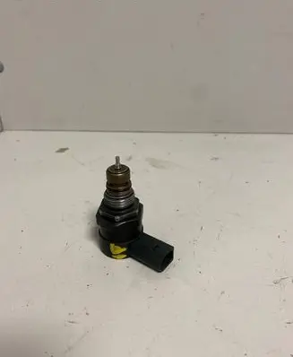 Audi A4 S4 B7 8E 8H Fuel pressure regulator 057130764B 12157367 0281002665