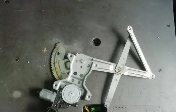 Suzuki Swift I Front door window regulator motor 262100-3370 83430-63J00